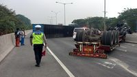 Truk Terguling Dan Melintang Di Badan Jalan Exit Tol Semper Jakut