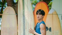 Foto dulu ya Bang, sebelum beradu dengan ombak Pantai Kuta?