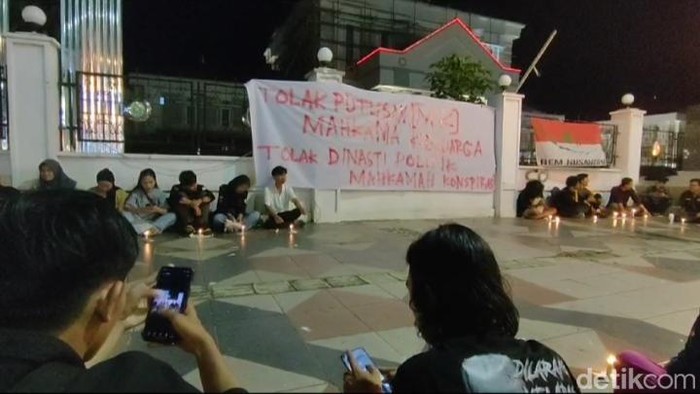 Aksi damai mahasiswa di depan Kantor Wali Kota Palopo.