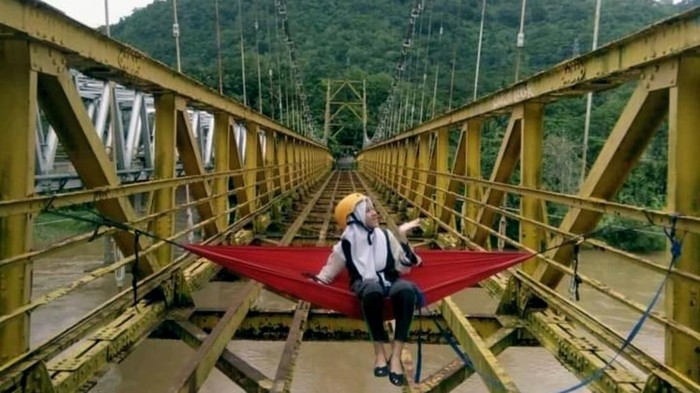 Aksi relawan Paguris di Jembatan Bagbagan