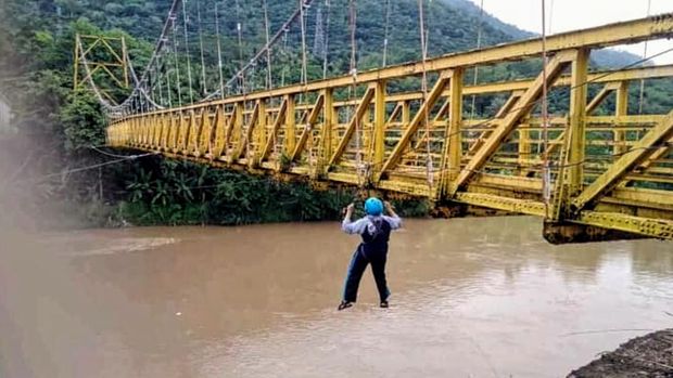 Aksi relawan Paguris di Jembatan Bagbagan