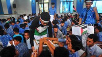 Sejumlah siswa mengikuti aksi solidaritas untuk Palestina di SMP Muhammadiyah 1 Kudus, Kudus, Jawa Tengah.