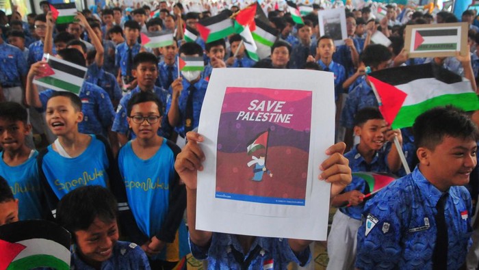 Aksi solidaritas siswa untuk Palestina Siswa menggalang dana saat mengikuti aksi solidaritas untuk Palestina di SMP Muhammadiyah 1 Kudus, Kudus, Jawa Tengah, Selasa (24/10/2023). Aksi dengan kegiatan shalat ghaib, doa bersama serta penggalangan dana itu untuk menumbuhkan rasa simpati dan solidaritas kepada sesama umat muslim serta edukasi bagi siswa bahwa penjajahan di atas dunia harus dihapuskan karena tidak sesuai dengan perikemanusaaan.