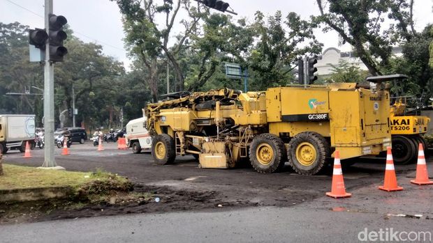 Alat berat yang dibiarkan begitu saja di depan rumdis Gubsu. ( Muthi' Nur Hanifah/detikSumut)