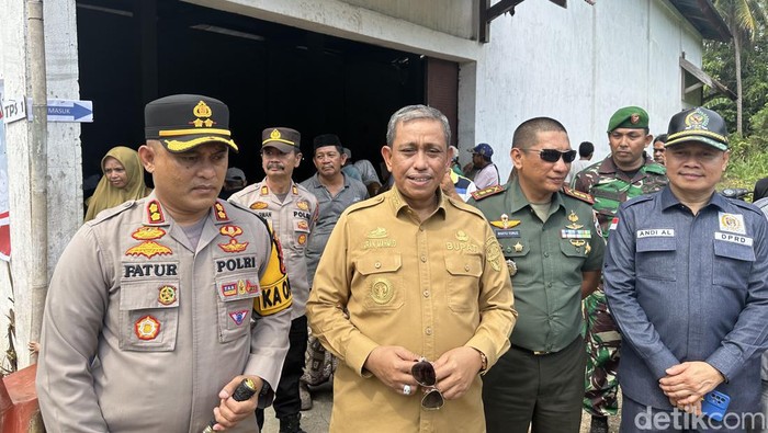 Bupati Wajo, Sulawesi Selatan (Sulsel) Amran Mahmud memantau langsung proses pemilihan kepala desa (Pilkades) di 26 desa di Wajo.