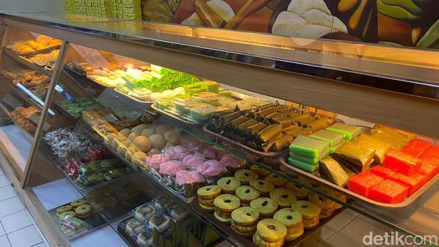 Aneka kue dan jajan pasar di Toko Roti Murni Jogja. Foto diunggah Senin (23/10/2023)