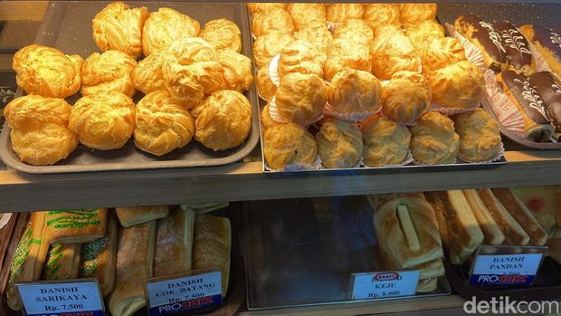 Aneka kue dan jajan pasar di Toko Roti Murni Jogja. Foto diunggah Senin (23/10/2023)