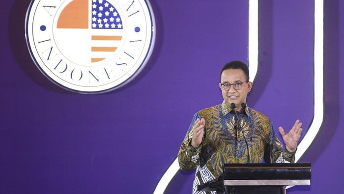 Bakal calon presiden Anies Baswedan menyampaikan materi saat menghadiri US-Indonesia Investment Summit di Jakarta, Selasa (24/10/2023). Acara bertema Mapping the Legacy, Navigating the Culture itu membahas rekomendasi iklim investasi Indonesia usai era pemerintahaan Presiden Joko Widodo. ANTARA FOTO/M Risyal Hidayat/aww.