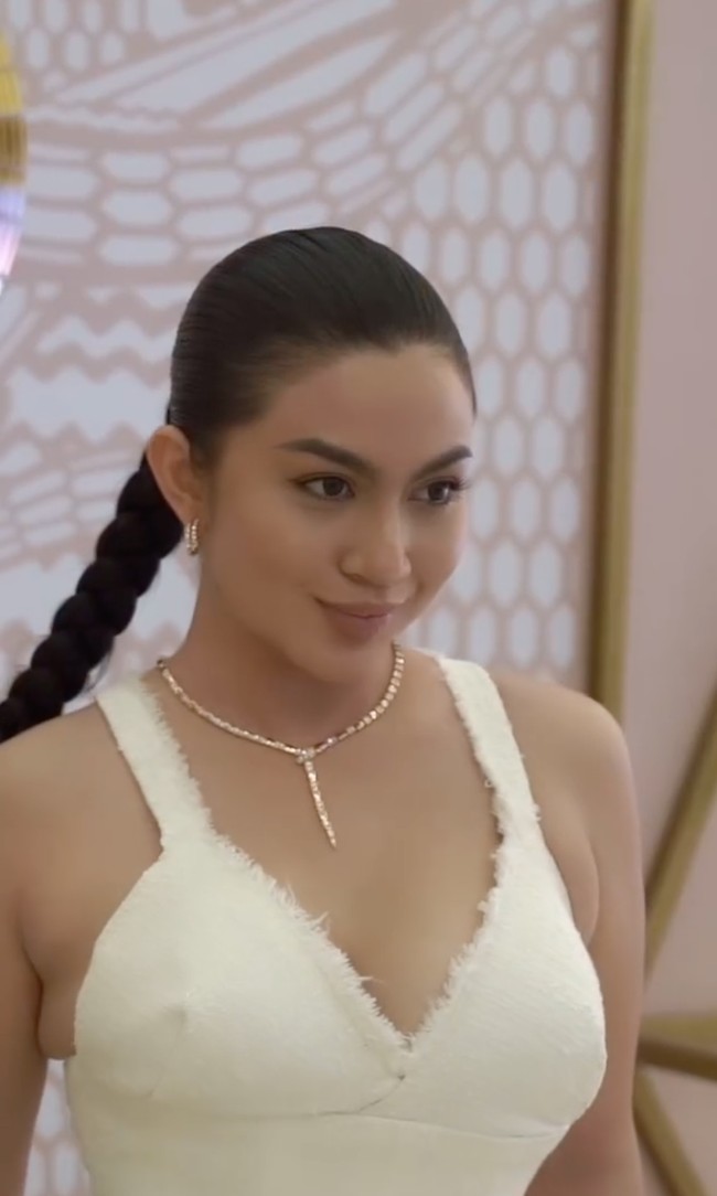 Gaun putih panjang yang dikenakan Ariel Tatum itu tampak tidak memiliki lengan dan bagian dadanya berpotongan v. Gaun tersebut membuat penampilan Ariel jadi terlihat seksi. Foto: Instagram/@arieltatum