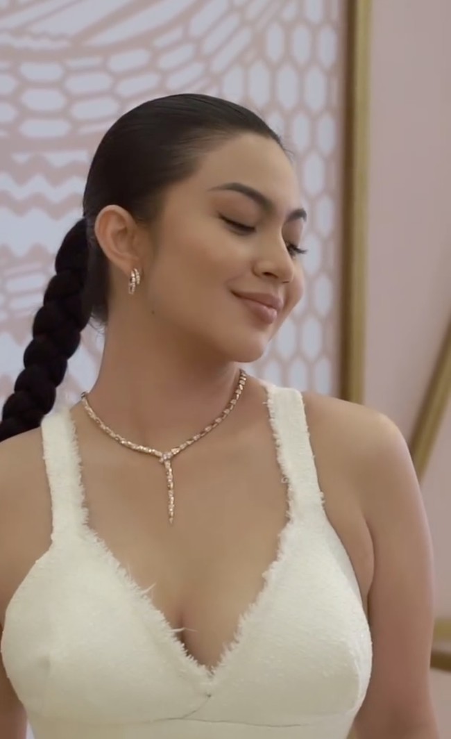 Untuk melengkapi penampilannya Ariel Tatum juga mengenakan beberapa perhiasan seperti kalung dan anting. Unggahannya itu pun langsung dibanjiri pujian dari para netizen. Emg bwleeeeh emg bwoleh sempurna gini, komentar salah seorang netizen. Foto: Instagram/@arieltatum