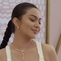 Untuk melengkapi penampilannya Ariel Tatum juga mengenakan beberapa perhiasan seperti kalung dan anting. Unggahannya itu pun langsung dibanjiri pujian dari para netizen. Emg bwleeeeh emg bwoleh sempurna gini, komentar salah seorang netizen. Foto: Instagram/@arieltatum