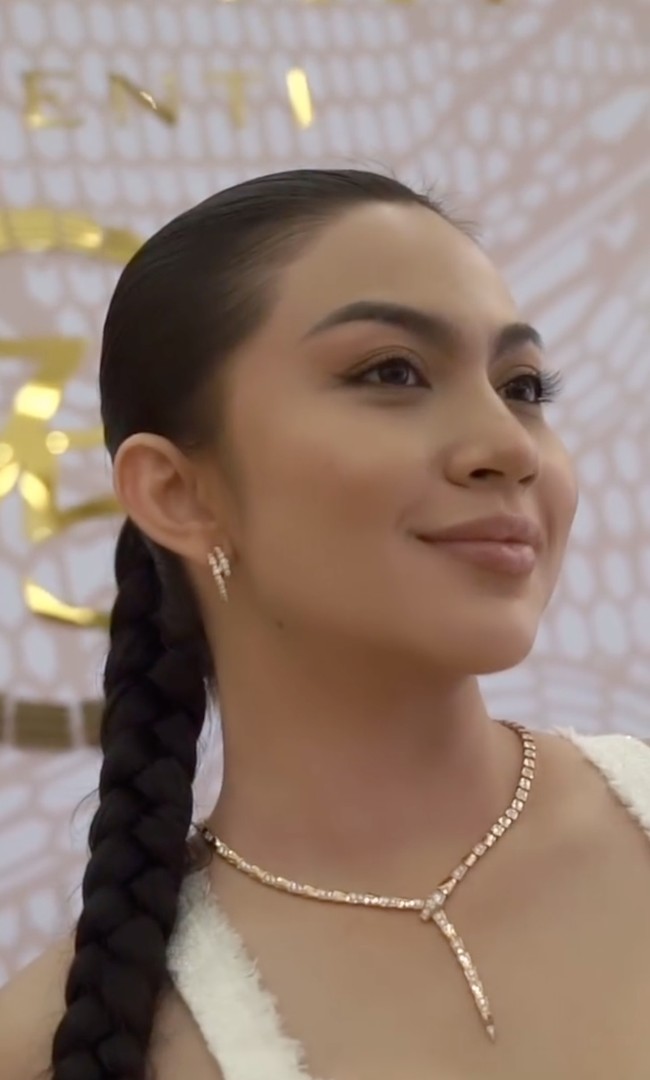 Riasan wajah natural bernuansa nude juga membuat pesona Ariel Tatum semakin terpancar. Tanpa pulasan makeup yang berlebihan, kecantikan alami Ariel Tatum berhasil bikin terpana. Foto: Instagram/@arieltatum