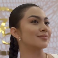 Riasan wajah natural bernuansa nude juga membuat pesona Ariel Tatum semakin terpancar. Tanpa pulasan makeup yang berlebihan, kecantikan alami Ariel Tatum berhasil bikin terpana. Foto: Instagram/@arieltatum