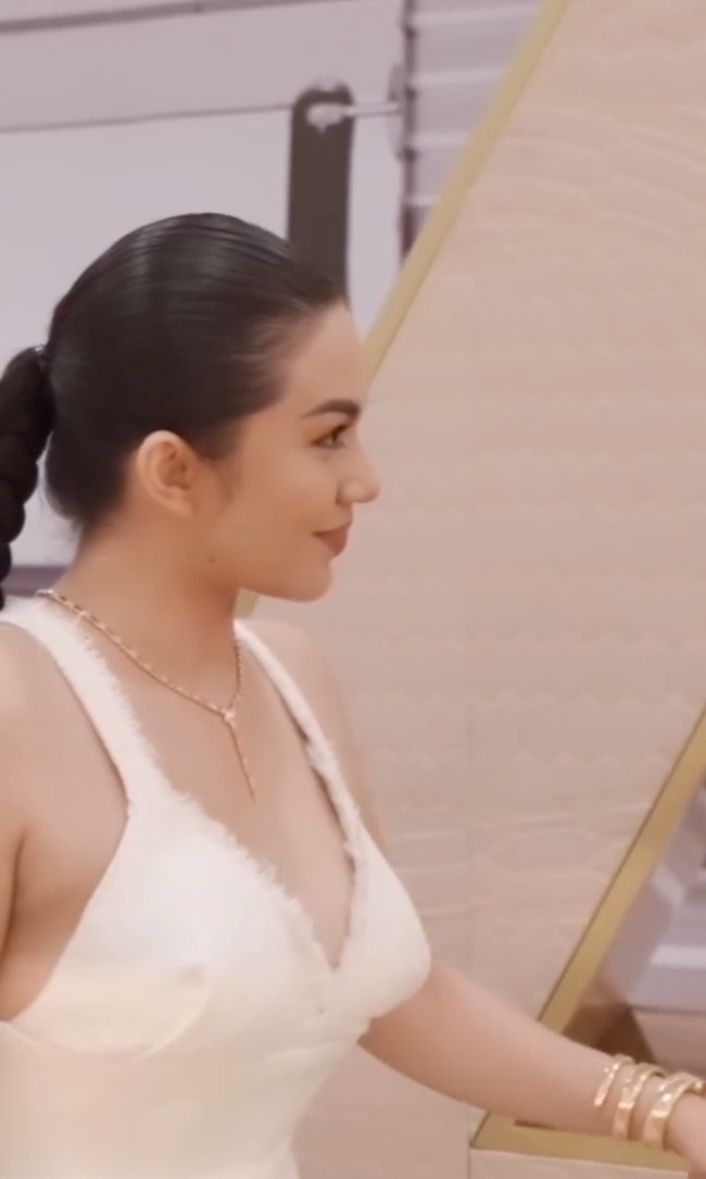 Begini potretnya dari tampak samping. Dipotret dari berbagai angle sekalipun, Ariel Tatum tetap terlihat cantik. Foto: Instagram/@arieltatum