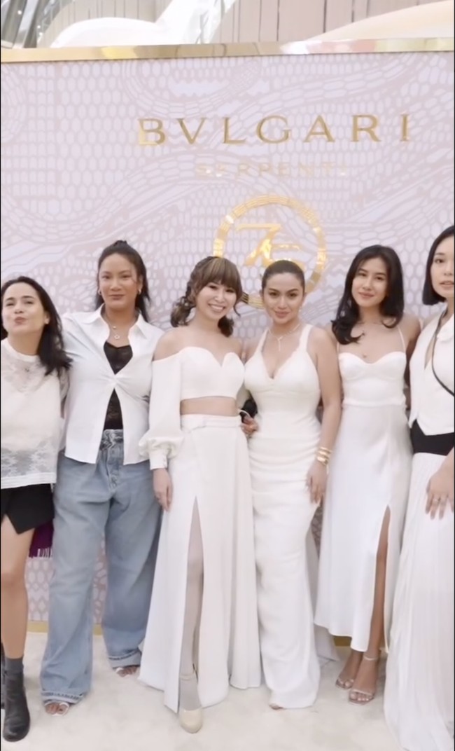 Selain paras cantik, body goals Ariel Tatum juga tak kalah jadi sorotan. Mengenakan gaun bodycon, lekuk tubuh Ariel jadi jelas terlihat. Foto: Instagram/@arieltatum