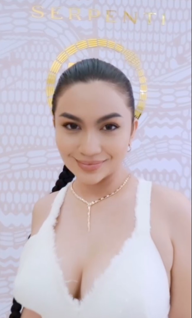 Ariel Tatum juga dipuji netizen karena gayanya yang dinilai berkelas. Meski simpel namun penampilannya itu tetap terlihat elegan. Foto: Instagram/@arieltatum