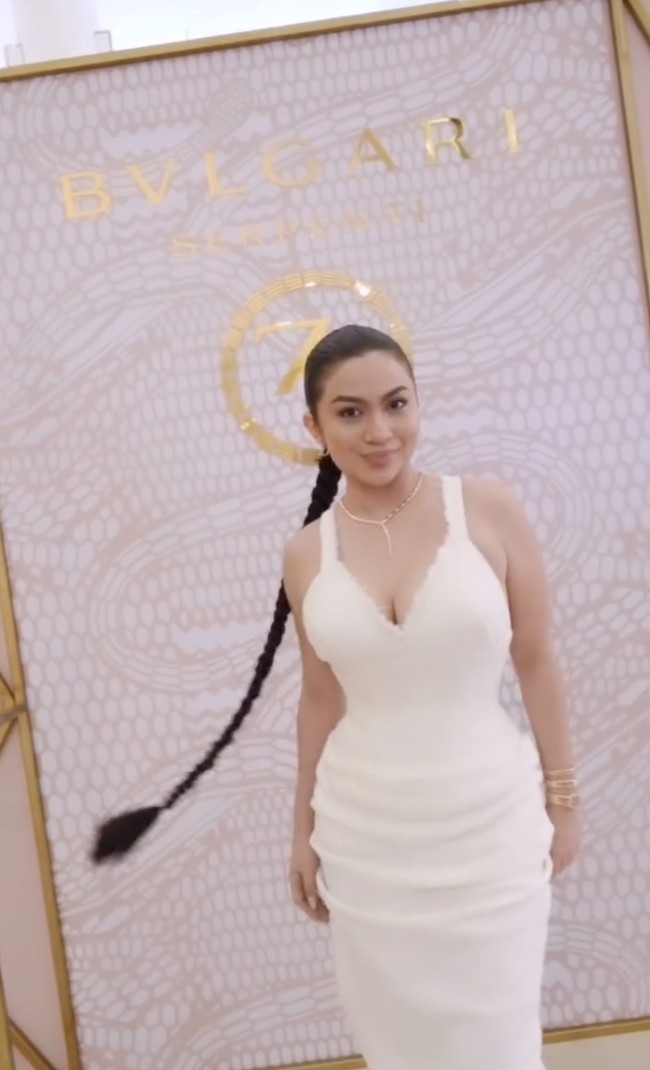 Melalui akun Instagram pribadinya Ariel Tatum tampak membagikan momen dirinya saat hadir di acara Bvlgari. Tampil cantik memesona dengan rambut yang dikepang, penampilan wanita 26 tahun itu pun langsung mencuri atensi. Foto: Instagram/@arieltatum