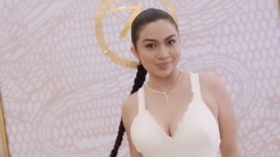 7 Gaya Seksi Ariel Tatum Pakai Gaun Putih & Rambut Dikepang, Pamer Body Goals