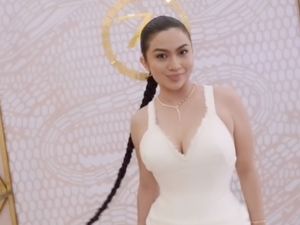 7 Gaya Seksi Ariel Tatum Pakai Gaun Putih & Rambut Dikepang, Pamer Body Goals