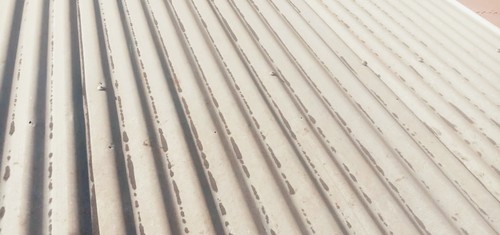 Atap rumah yang dipenuhi abu vulkanik (warna hitam) debu Gunung Api Ile Lewotolok. (Dok. Bernardus Kewuel)