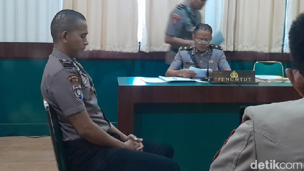 Bripda F menjalani sidang kode etik di Mapolda Sulsel. Bripda F menjalani sidang kode etik di Mapolda Sulsel.