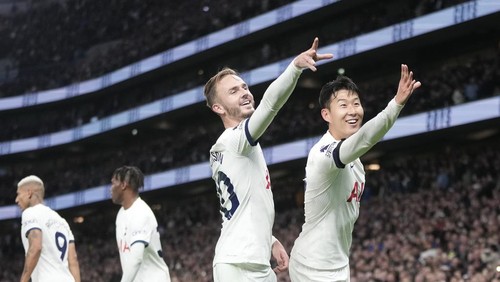 Tottenhams Son Heung-min, right, and Tottenhams James Maddison during the English Premier League soccer match between Tottenham Hotspur and Fulham at the Tottenham Hotspur Stadium in London, Monday, Oct. 23, 2023. (AP Photo/Kin Cheung)