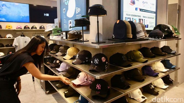 Ada menyuka topi, mampirlah ke Lt.2 Grand Indonesia. Beragam topi keren dihadirkan PT Mitra Adiperkasa (MAP) di store ke-27 mereka.