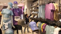 Pengunjung tengah memilih topi. 