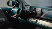 Beralih ke fitur, kendaraan sudah dibekali beberapa teknologi standar, misalnya seperti three-spoke steering wheel, layar sentuh 10,2 inch, floating LCD screen, voice control, konektivitas ponsel, dan masih banyak lagi. Foto: Doc. Changan.