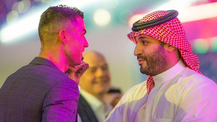 Bintang sepakbola ternama, Critiano Ronaldo, bertemu dengan Putra Mahkota Arab Saudi, Mohammed bin Salman. Katanya mereka ngobrolin soal bagaimana industri esports ke depannya.