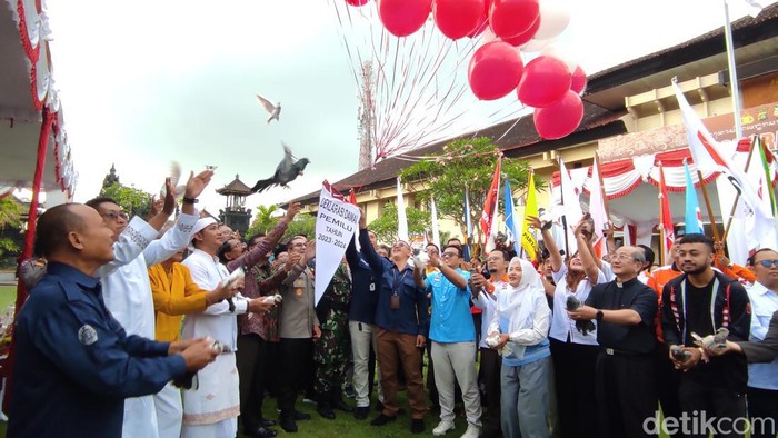 Deklarasi Pemilu Damai di Polresta Denpasar, Selasa (24/10/2023). (I Wayan Sui Suadnyana/detikBali)