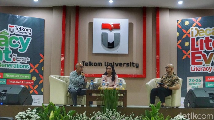 Dosen Fakultas Bisnis dan Ekonomi, Andry Alamsyah dan Jaksa Penuntut Umum di KPK, Dame Maria Silaban saat memaparkan materi dihadapan mahasiswa. (Foto: Yuga Hassani/ detikJabar)