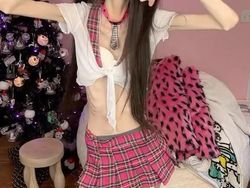 Penampilan Eugenia Cooney, YouTuber Bertubuh Sangat Kurus