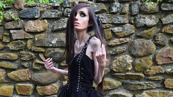 Namun, pada tahun 2020 dan 2021, para penggemar dan pengamat kembali melihat bahwa Cooney tampak semakin kurus dan lemah dalam video-video terbarunya. Beberapa orang bahkan membuat petisi online untuk meminta YouTube untuk mengambil tindakan terhadap saluran Cooney, dengan alasan bahwa dia membahayakan dirinya sendiri dan pengikutnya yang rentan. Petisi tersebut telah ditandatangani oleh lebih dari 30 ribu orang hingga saat ini. Foto: Instagram.com/eugeniacooney