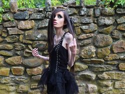 Penampilan Eugenia Cooney, YouTuber Bertubuh Sangat Kurus