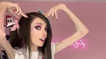 Cooney masih aktif membuat konten di YouTube dan Twitch, di mana dia sering berinteraksi dengan penggemarnya melalui chat langsung. Dia tampak tidak terganggu oleh komentar-komentar negatif atau khawatir yang ditujukan padanya, dan mengatakan bahwa dia baik-baik saja dan tidak perlu bantuan. Foto: Instagram.com/eugeniacooney