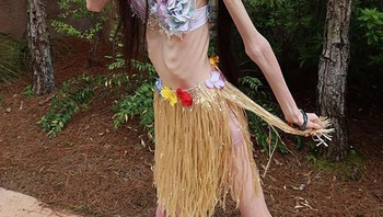 Eugenia Cooney adalah konten kreator asal Amerika Serikat yang terkenal dengan gaya emo dan gothic-nya. Foto: Instagram.com/eugeniacooney