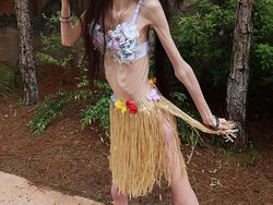 Penampilan Eugenia Cooney, YouTuber Bertubuh Sangat Kurus