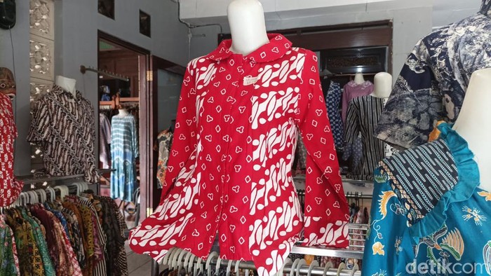 Foto baju motif batik parang di kampung batik laweyan, Jumat (19/10/2023).
