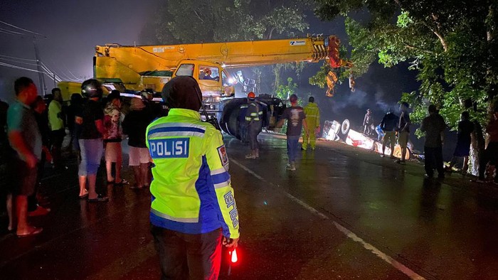 Foto: Polisi saat turun ke lokasi melakukan pengamanan (dok Satlantas Polres Pelalawan)