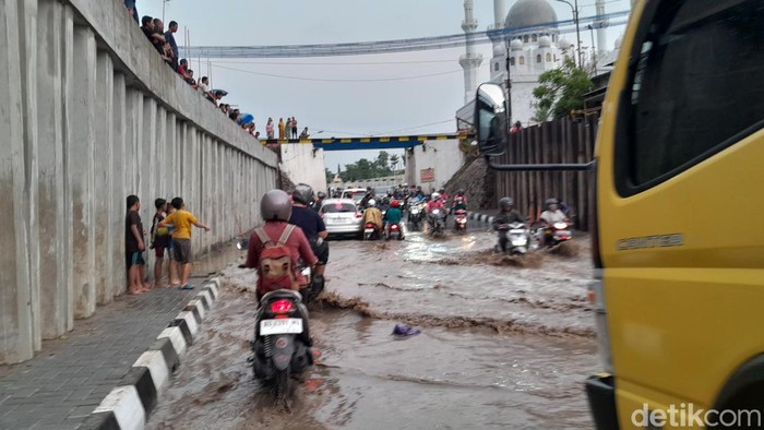 Genangan di Viaduk Gilingan usai hujan deras, Selasa (24/10/2023).