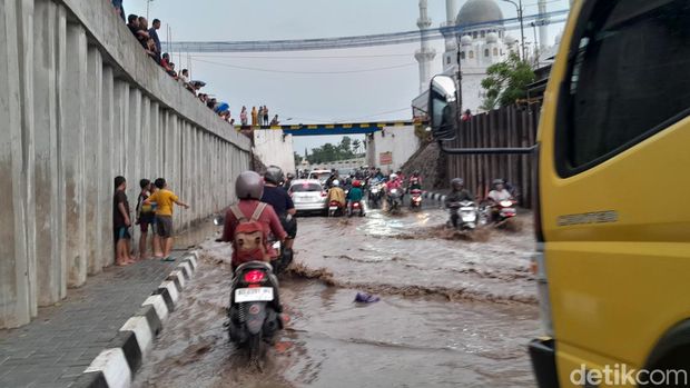 Genangan di Viaduk Gilingan usai hujan deras, Selasa (24/10/2023).