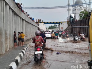 Solo Hujan Deras, Genangan di Viaduk Gilingan Bikin Macet