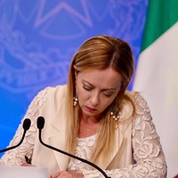 Kekasihnya, presenter TV Andrea Giambruno membuat komentar seksual kepada rekan wanita di siaran di Rete 4 channel. Dia menawarkan untuk threesome ke rekan kerjanya tersebut. Foto: dok. Instagram/@giorgiameloni