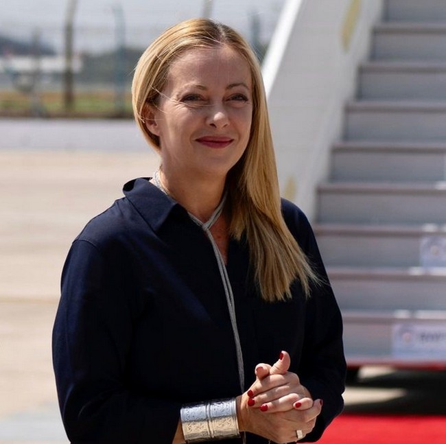 Kami sedang mencari orang, kami melakukan threesome. Bisa berempat juga. Apakah kamu ingin menjadi bagian dari grup kami?, ungkap Andrea yang obrolannya mengarah ke perbincangan seksual. Foto: dok. Instagram/@giorgiameloni