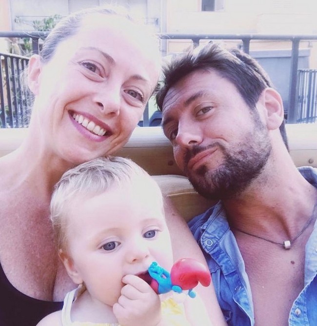 Dari hubungannya tersebut, Giorgia memiliki seorang anak. Sebelumnya, dia dan putrinya itu mendapatkan ancaman kematian karena kebijakan politiknya.Foto: dok. Instagram/@giorgiameloni