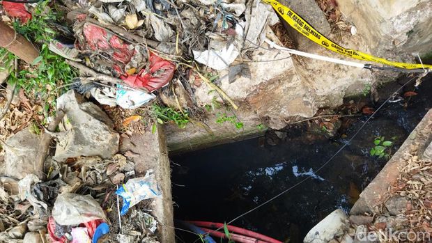 Gorong-gorong lokasi penemuan tengkorak manusia di Jalan Raden Inten II, Duren Sawit, Jakarta Timur.