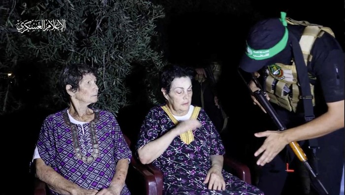 Sayap militer Hamas, Brigade Al-Qassam, membebaskan dua wanita Israel yang disanderanya di wilayah Jalur Gaza. Kedua wanita Israel itu adalah Yocheved Lifshitz (85) dan Nurit Cooper (79).