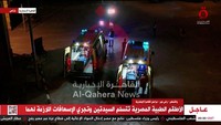 Para staf Palang Merah terlihat memfasilitasi pemindahan kedua wanita Israel itu ke dalam ambulans. Al Qahera News/Handout via Reuters.