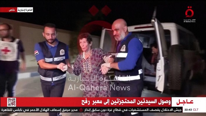 Hamas Bebaskan Dua Wanita Israel yang Disandera Sayap militer Hamas, Brigade Al-Qassam, membebaskan dua wanita Israel yang disanderanya di wilayah Jalur Gaza. Kedua wanita Israel itu adalah Yocheved Lifshitz (85) dan Nurit Cooper (79).